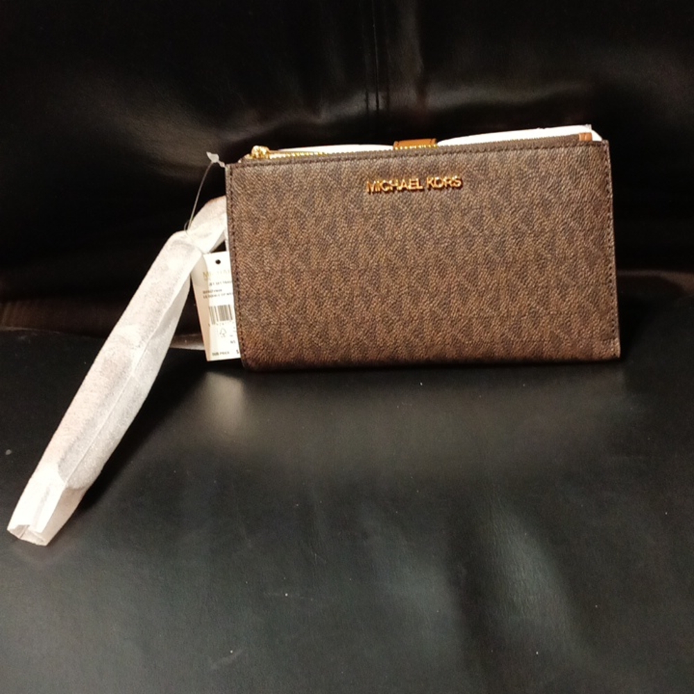Michael kors jet set travel large double zip wristlet in brown new with tags.